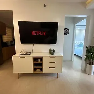 Modern Oasis: Pool + Netflix Apartment